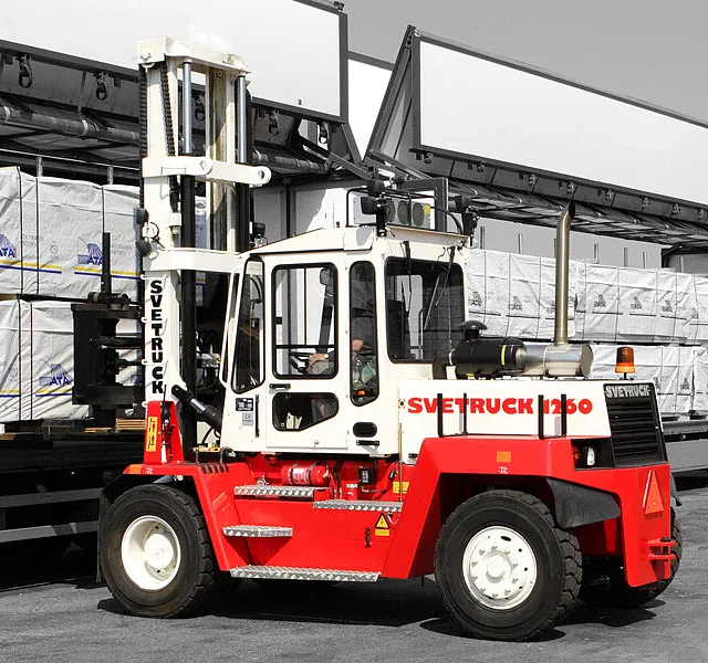 Rød truck av merket Svetruck 1260 avlaster på en lasteplan