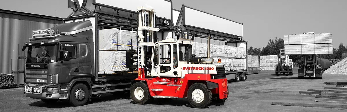 Rød truck av merket Svetruck 1260 avlaster på en lasteplan